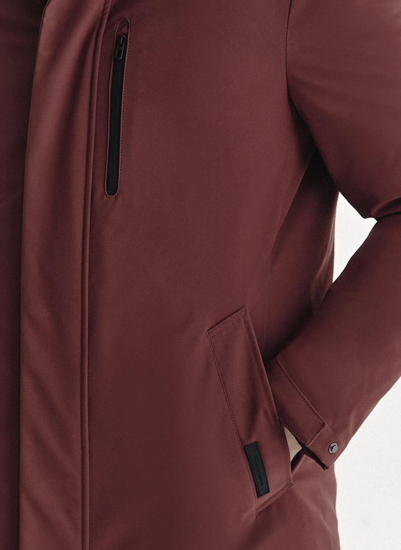 Tamsiai raudona pūkinė striukė