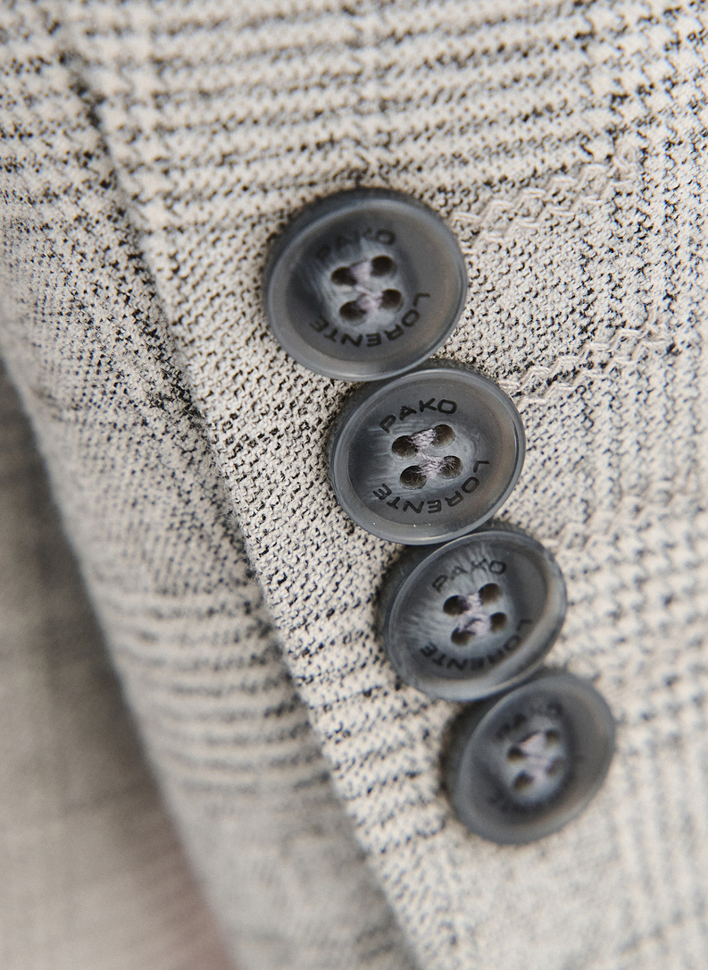 Pilkas languotas vyriškas kostiumas