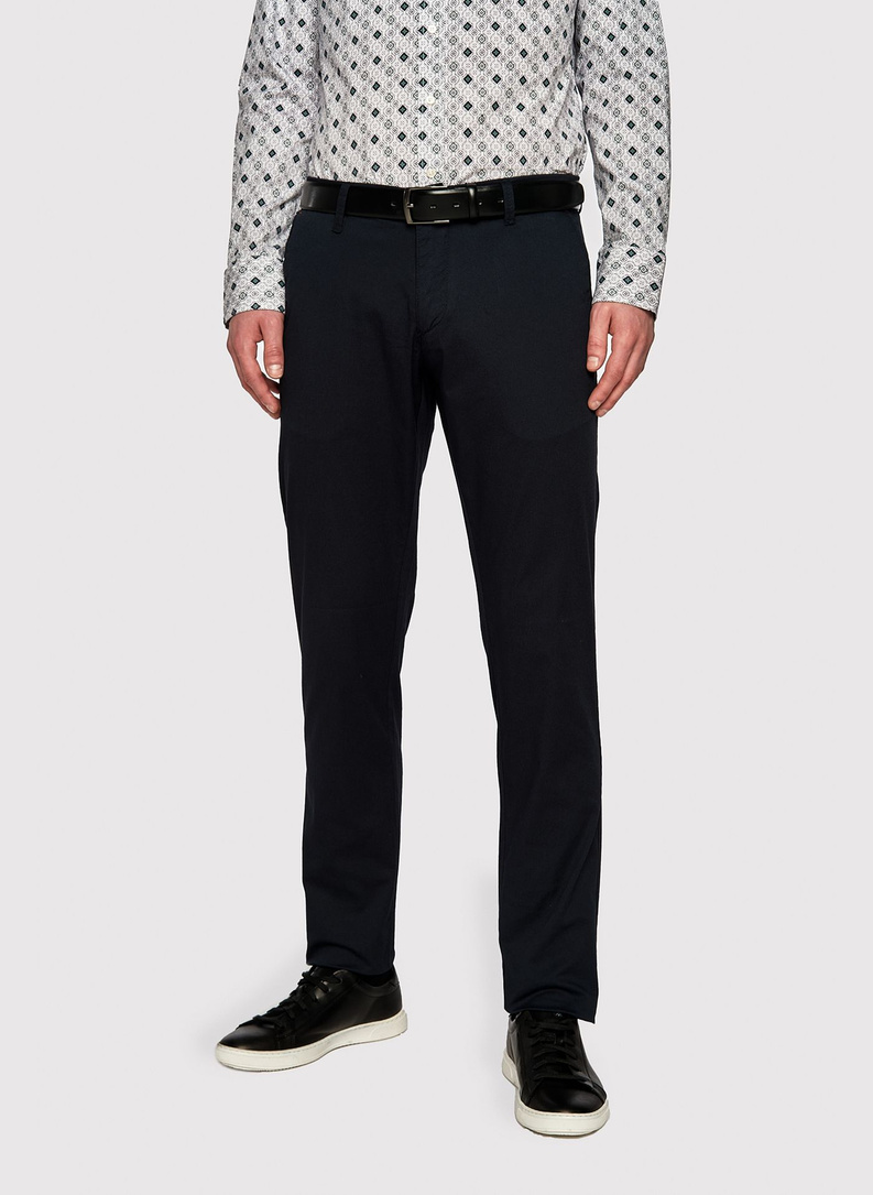 Tamsiai mėlynos vyriškos kelnės be raštų