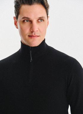 Juodas megztinis su prasegama stačia apykakle