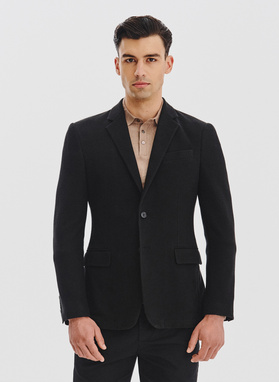 Juodas trikotažinis švarkas