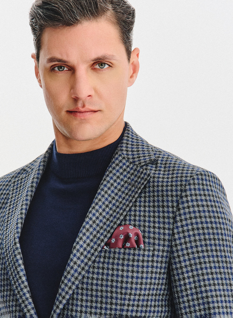 Tamsiai mėlynas švarkas smulkiais langeliais