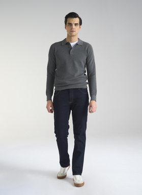 Pilkas vyriškas megztinis su apykakle