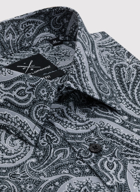 Juodi vyriški marškiniai peislio raštu