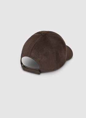 Ruda kepurė su snapeliu ir vilna